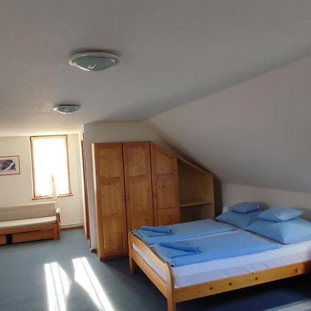 Adler Panzio Hotel Budaors Luaran gambar