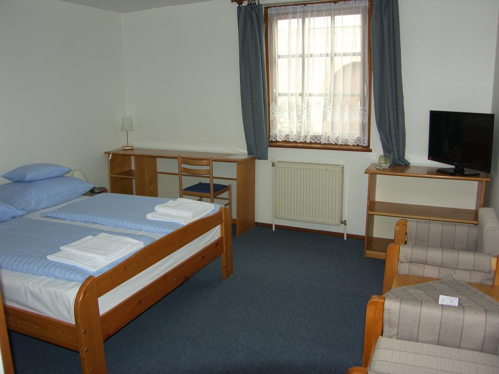 Adler Panzio Hotel Budaors Luaran gambar