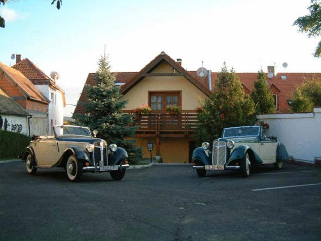 Adler Panzio Hotel Budaors Luaran gambar