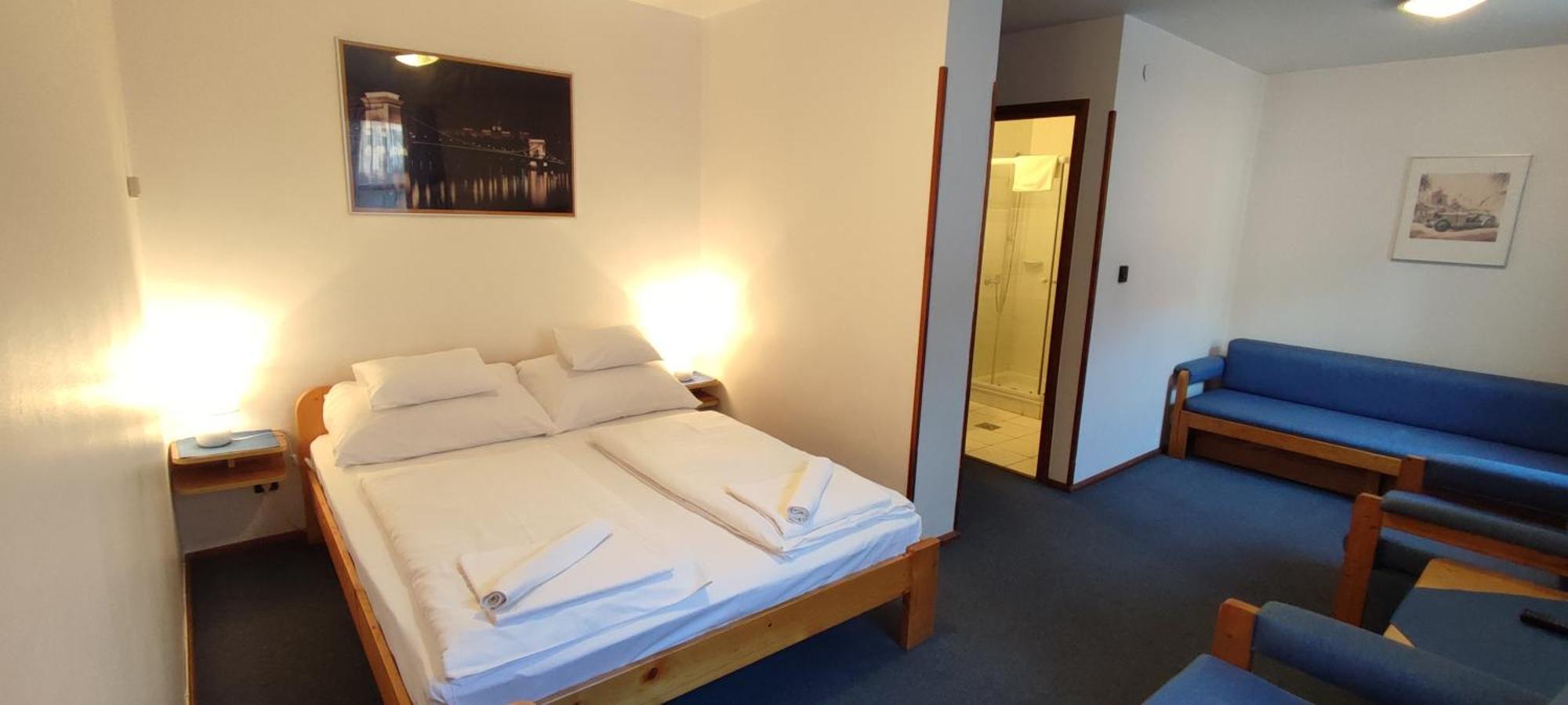 Adler Panzio Hotel Budaors Luaran gambar